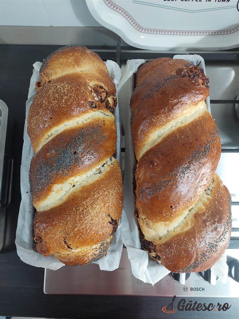 Cozonac pufos cu smantana dulce si umplutura de nuci, alune