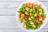 Salata De Vara Cu Pepene Galben Si Prosciutto Gatesc ro